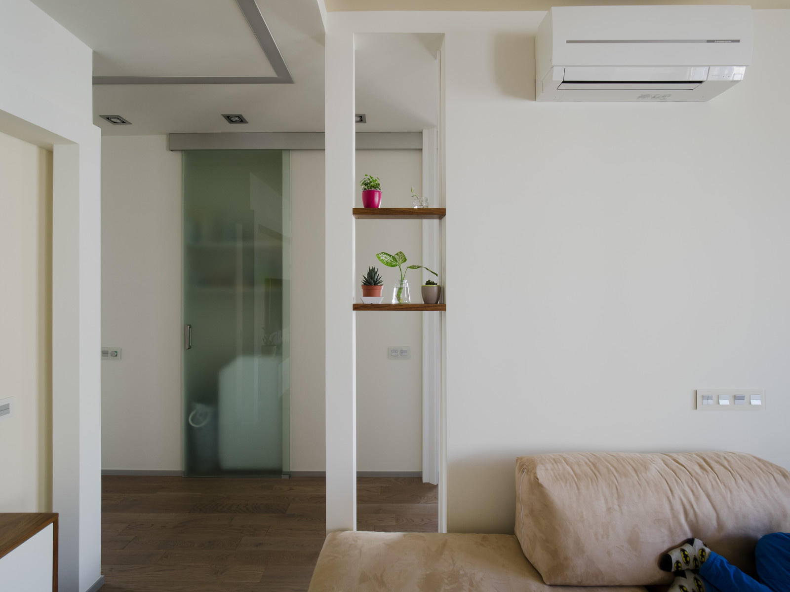 Подвесная тумба под ТВ и полки в шпоне даниэла