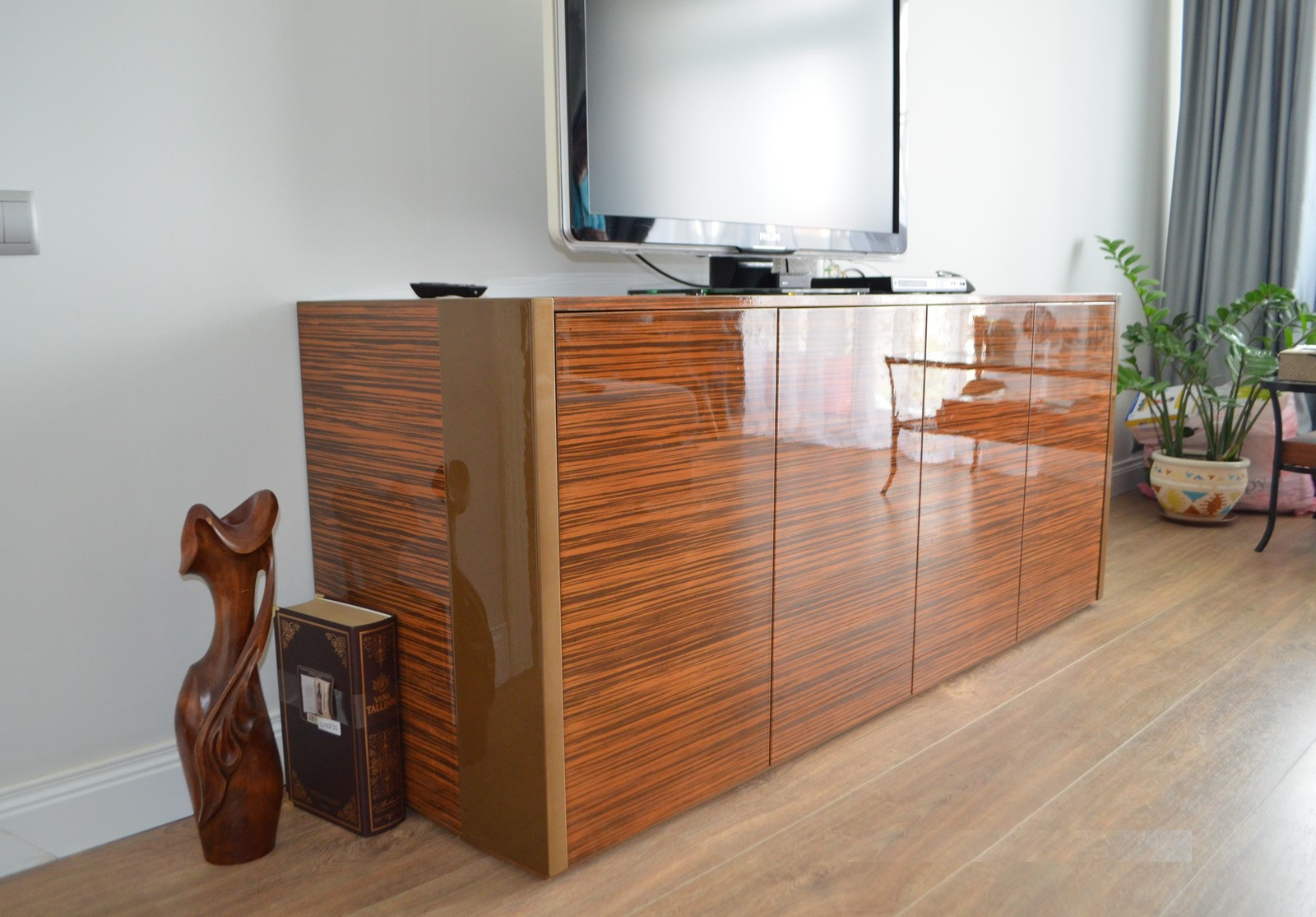 Тумба под ТВ из файн-лайн шпона Зебрано