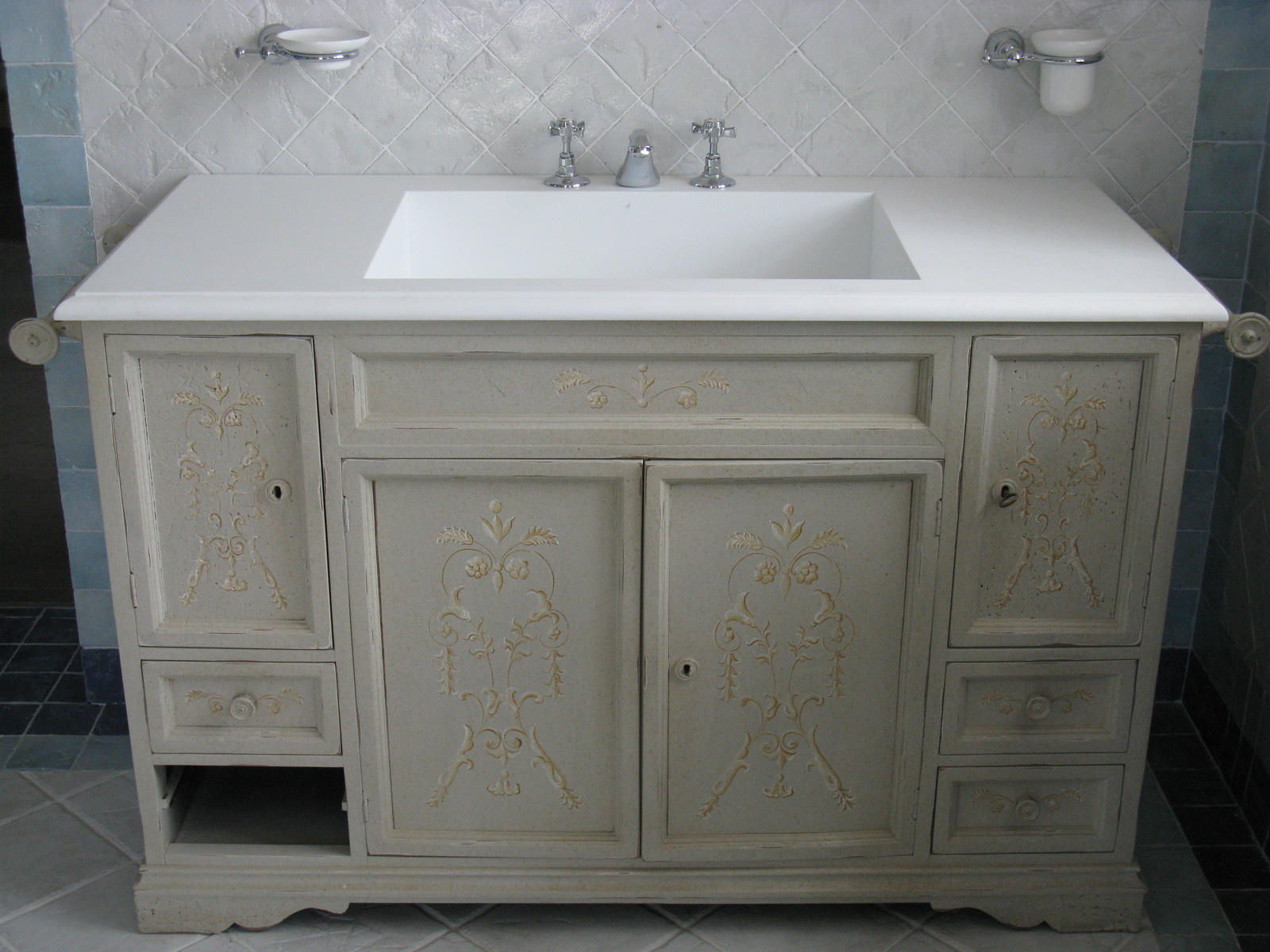 Мебель для ванных комнат