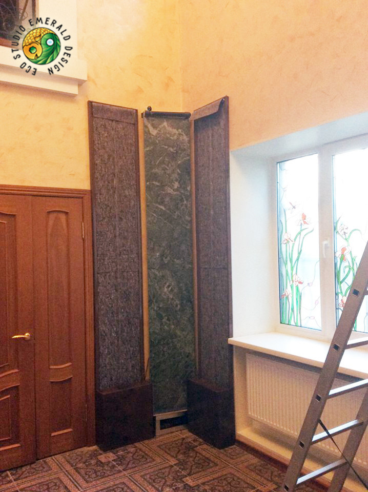 Фитоколонны с водопадом в углу