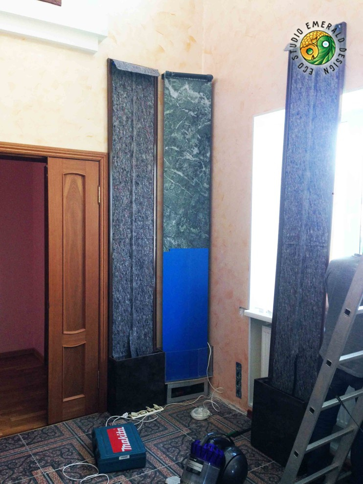 Фитоколонны с водопадом в углу