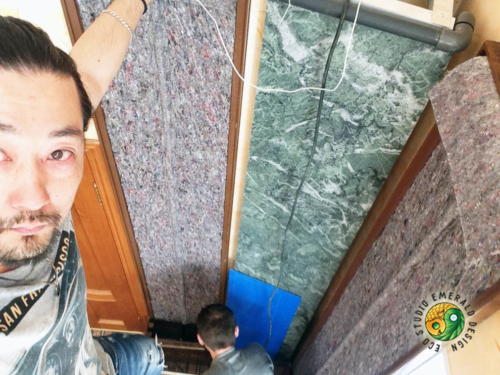 Фитоколонны с водопадом в углу