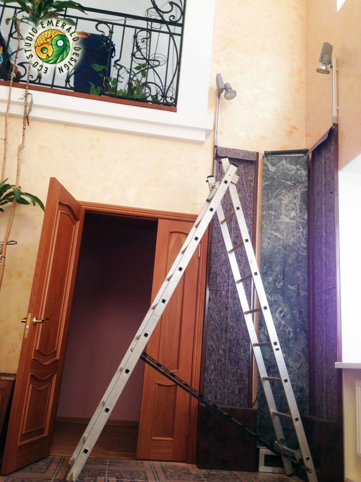 Фитоколонны с водопадом в углу
