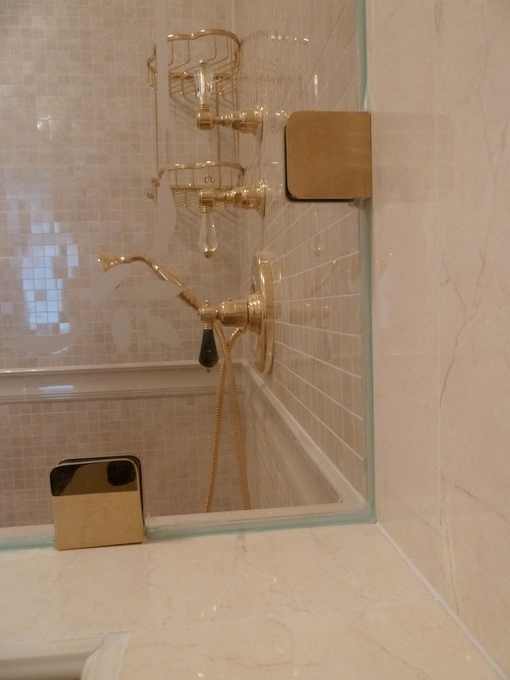 Две душевых кабины и стеклянное панно с УФ-печатью