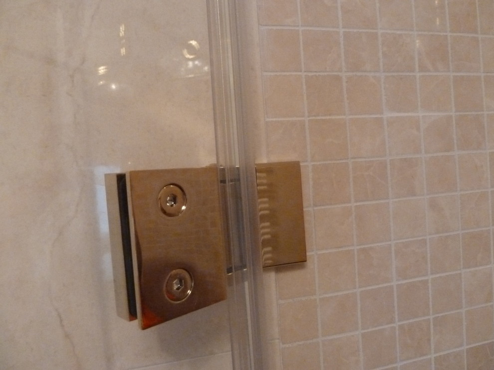 Две душевых кабины и стеклянное панно с УФ-печатью