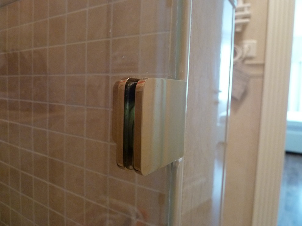 Две душевых кабины и стеклянное панно с УФ-печатью