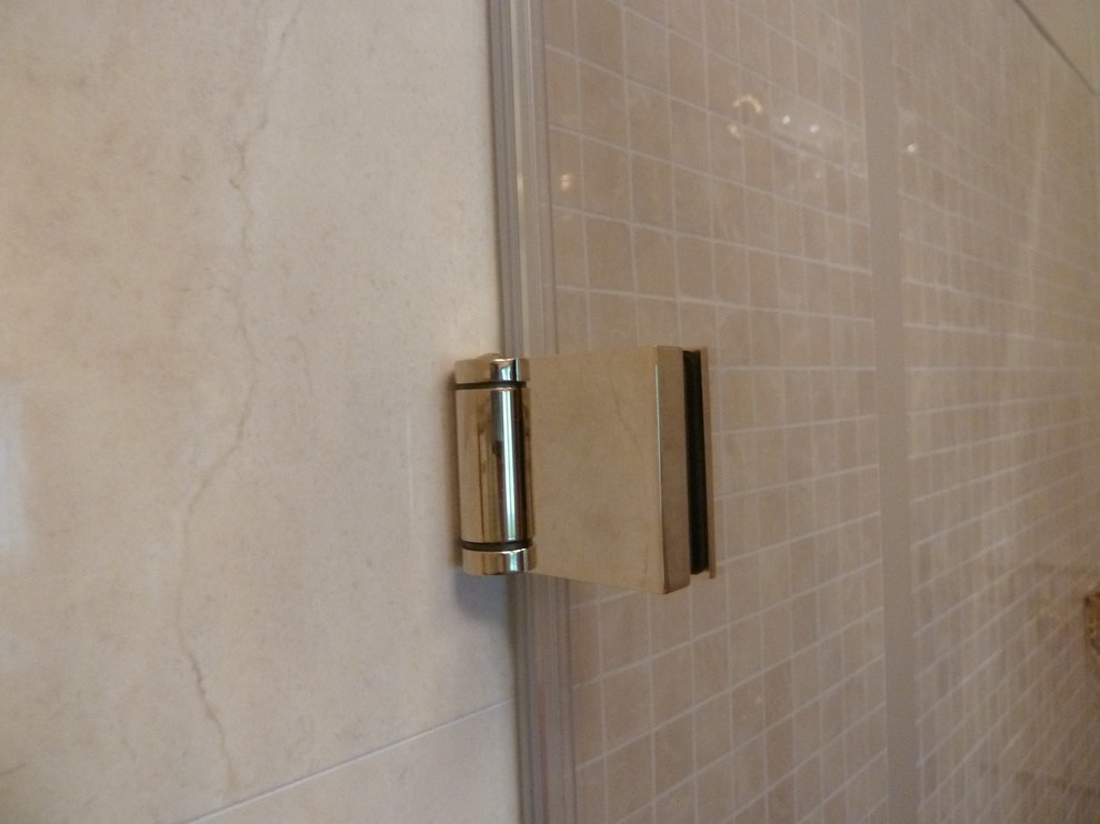 Две душевых кабины и стеклянное панно с УФ-печатью