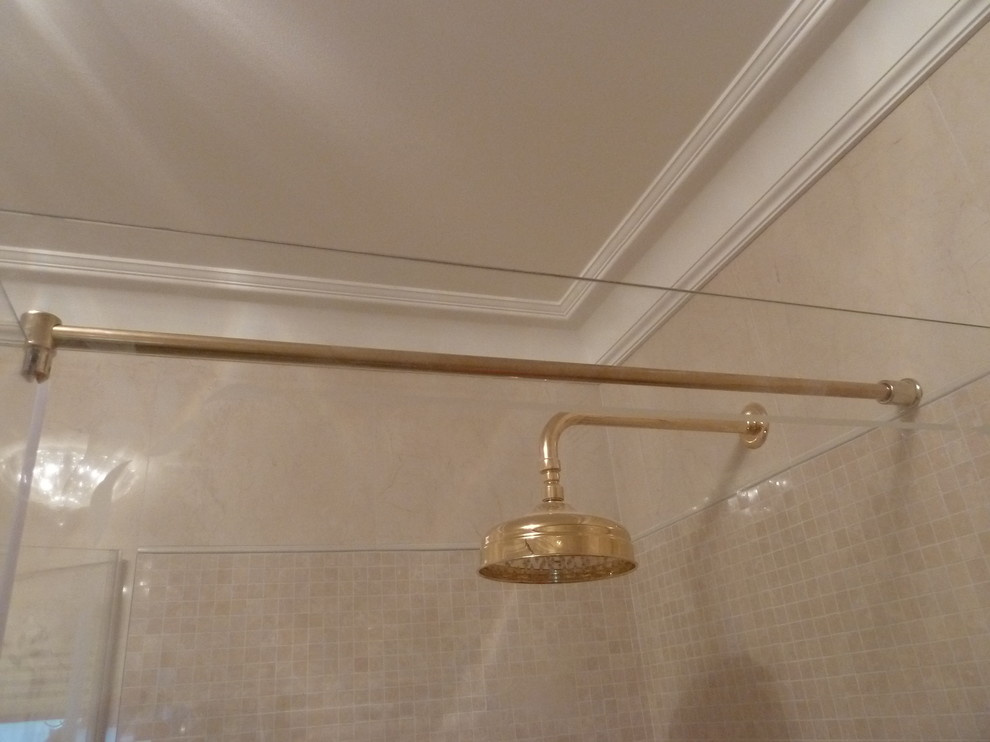 Две душевых кабины и стеклянное панно с УФ-печатью