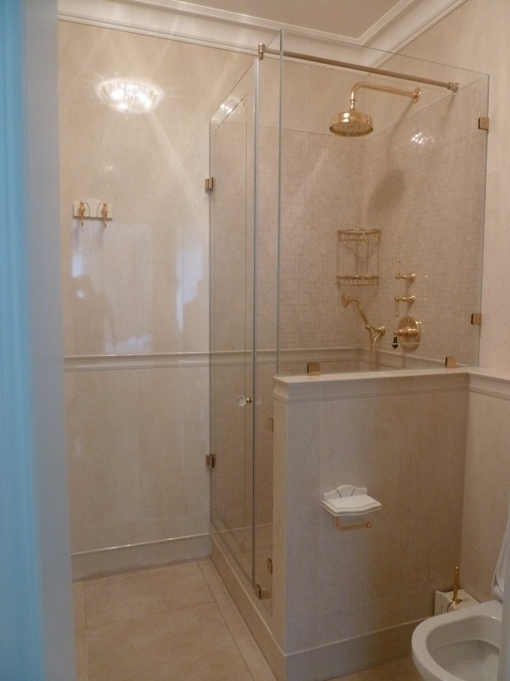 Две душевых кабины и стеклянное панно с УФ-печатью