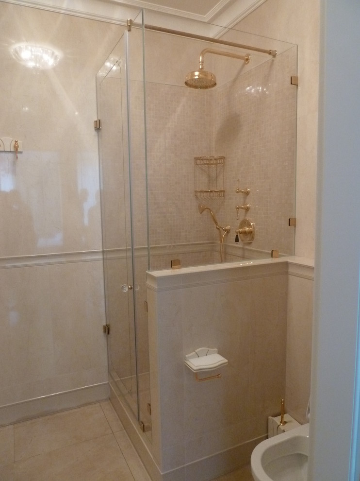 Две душевых кабины и стеклянное панно с УФ-печатью