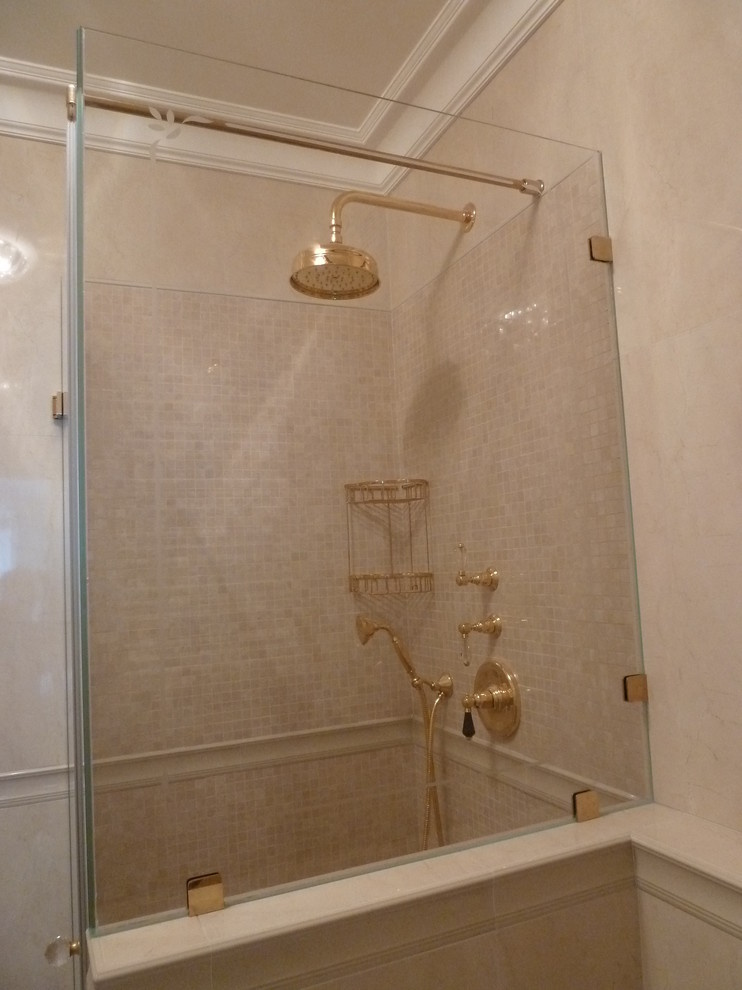 Две душевых кабины и стеклянное панно с УФ-печатью