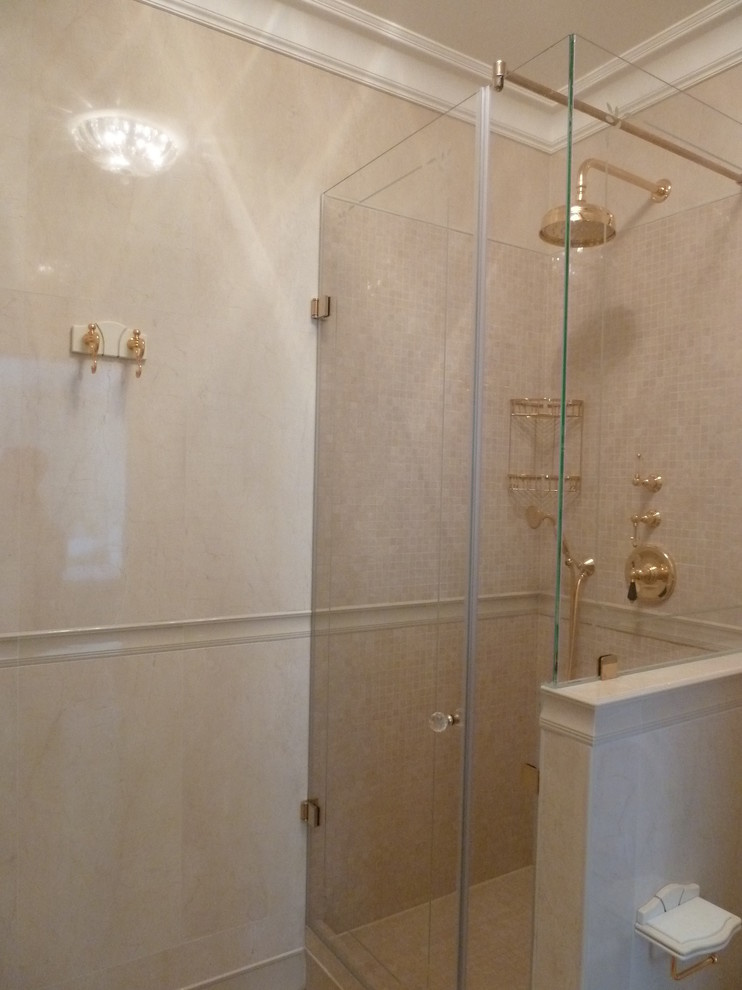 Две душевых кабины и стеклянное панно с УФ-печатью