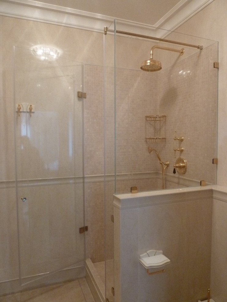 Две душевых кабины и стеклянное панно с УФ-печатью