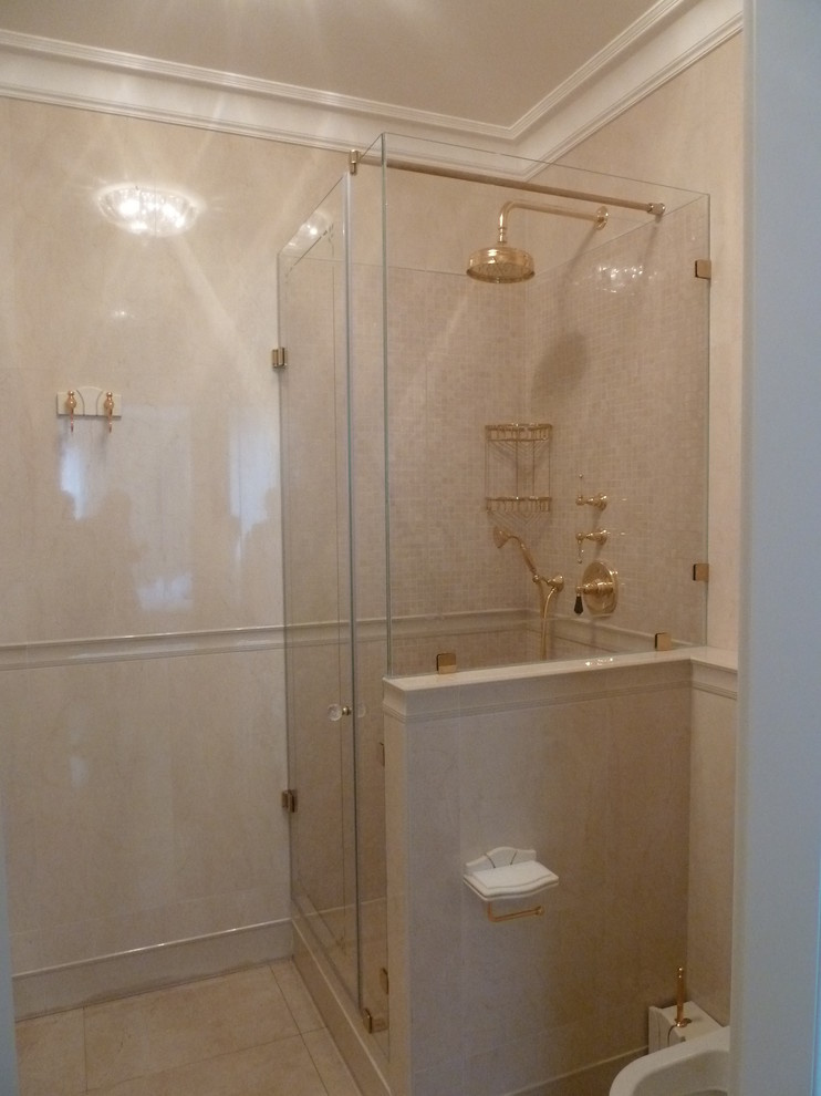 Две душевых кабины и стеклянное панно с УФ-печатью