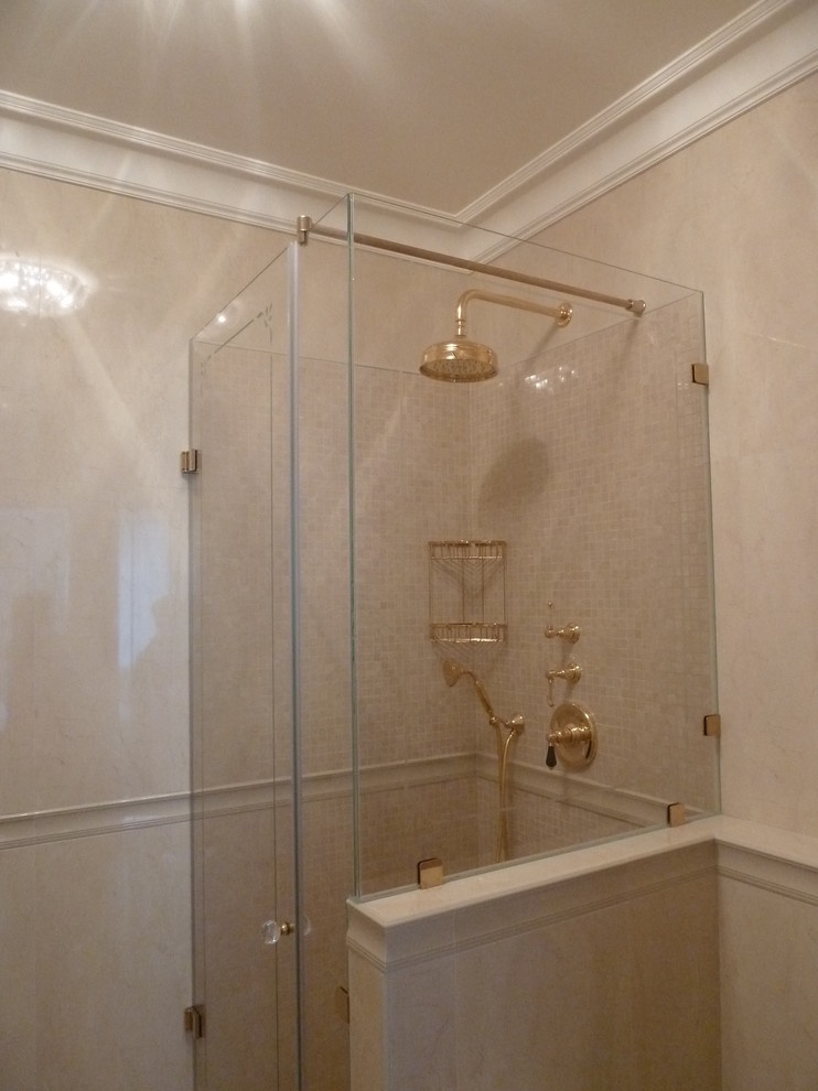 Две душевых кабины и стеклянное панно с УФ-печатью