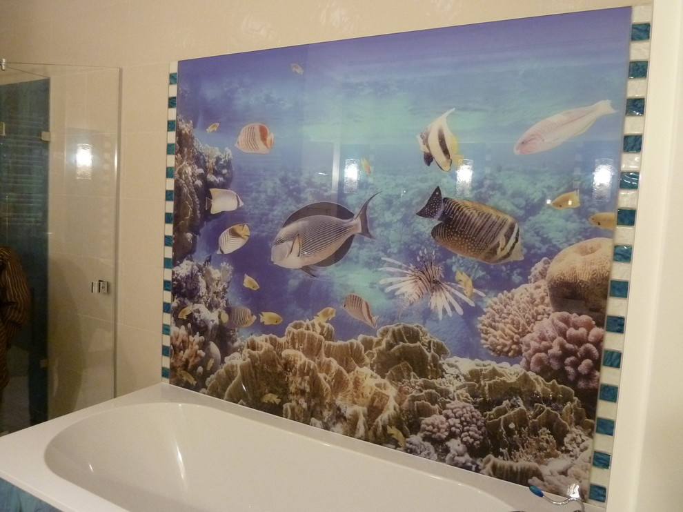 Две душевых кабины и стеклянное панно с УФ-печатью