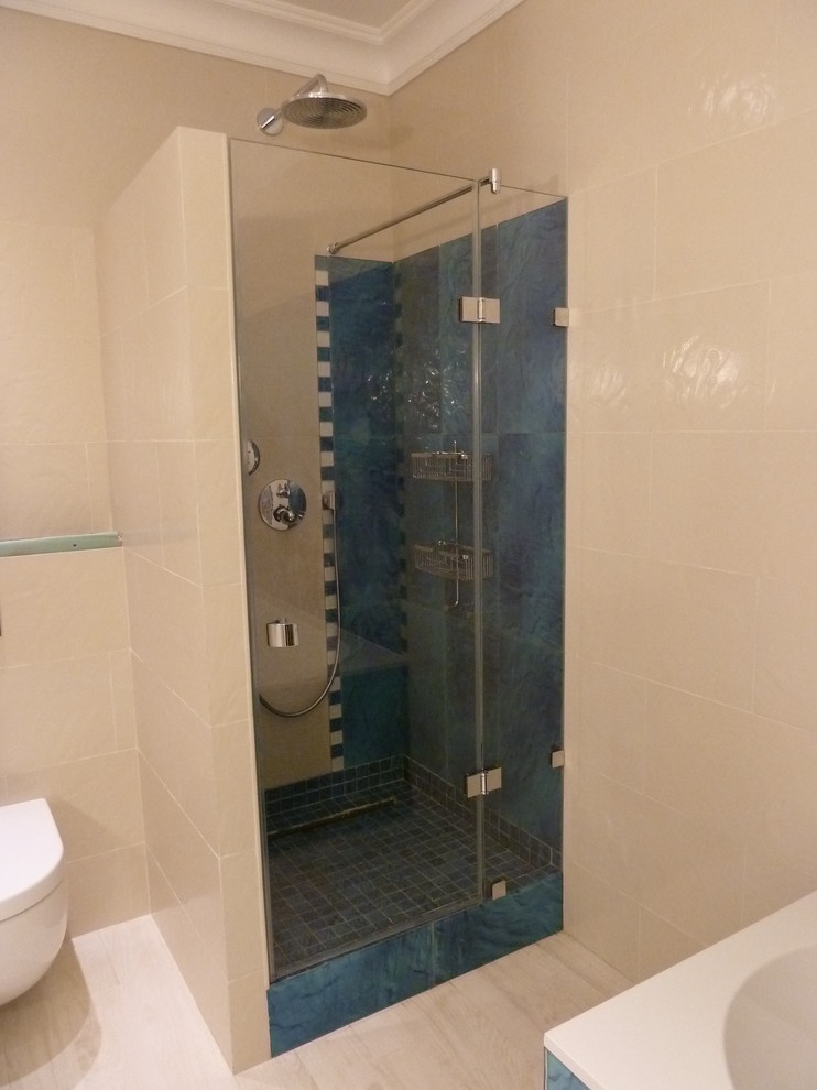 Две душевых кабины и стеклянное панно с УФ-печатью