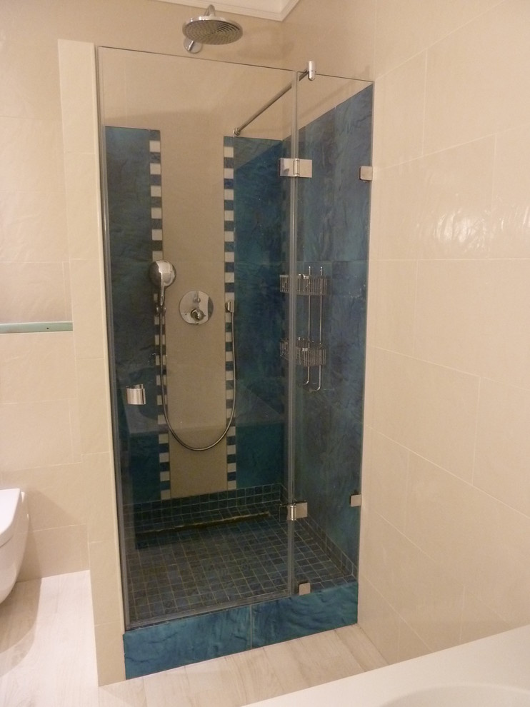 Две душевых кабины и стеклянное панно с УФ-печатью