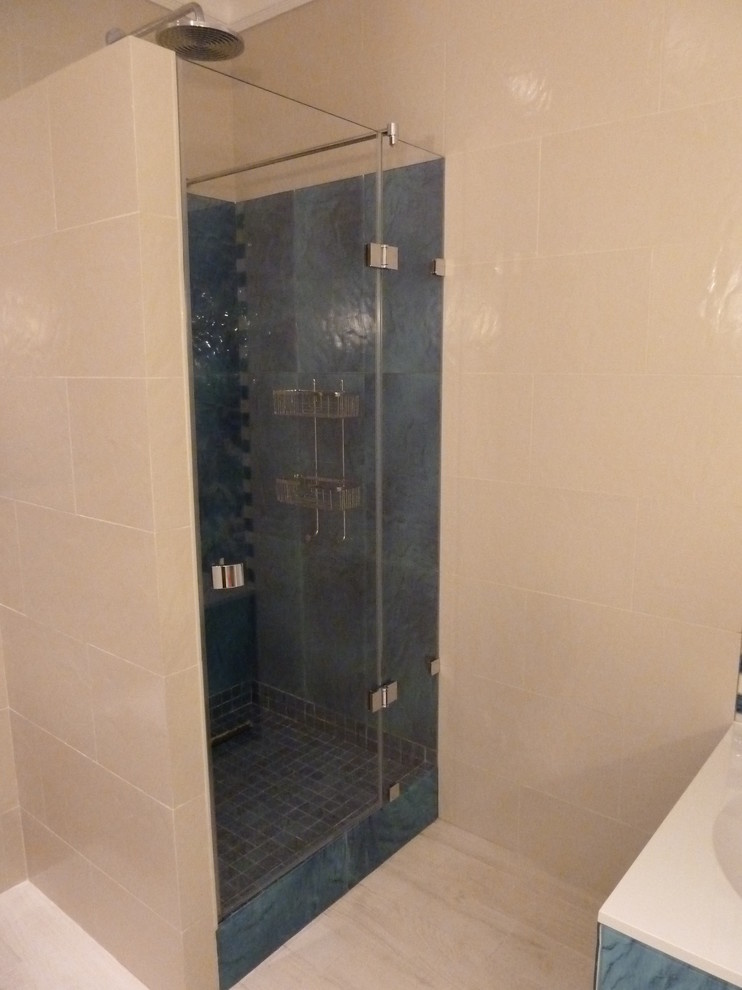 Две душевых кабины и стеклянное панно с УФ-печатью