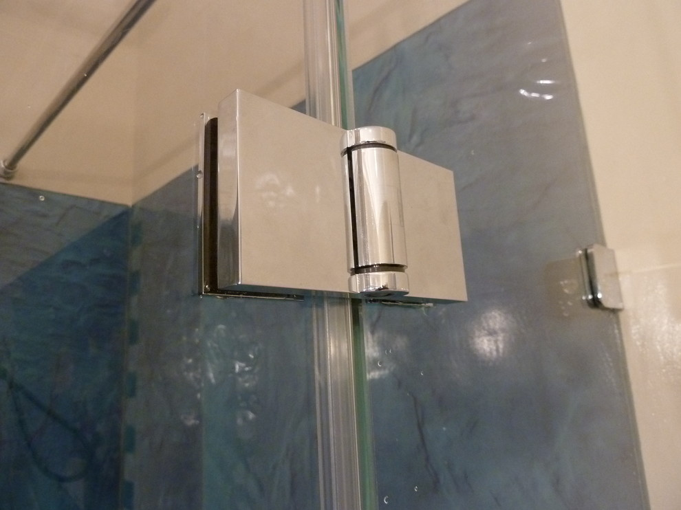 Две душевых кабины и стеклянное панно с УФ-печатью