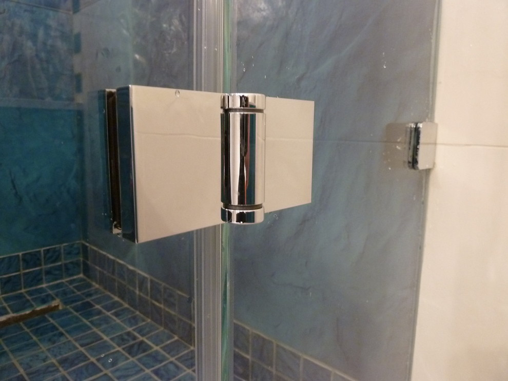 Две душевых кабины и стеклянное панно с УФ-печатью