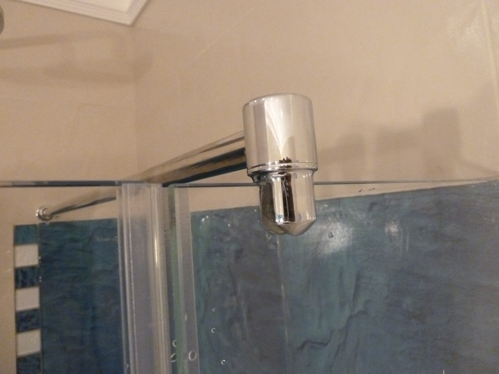 Две душевых кабины и стеклянное панно с УФ-печатью