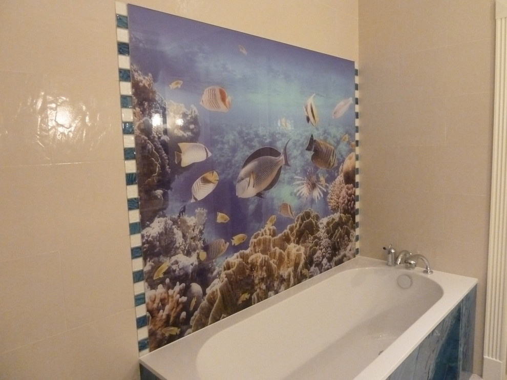 Две душевых кабины и стеклянное панно с УФ-печатью