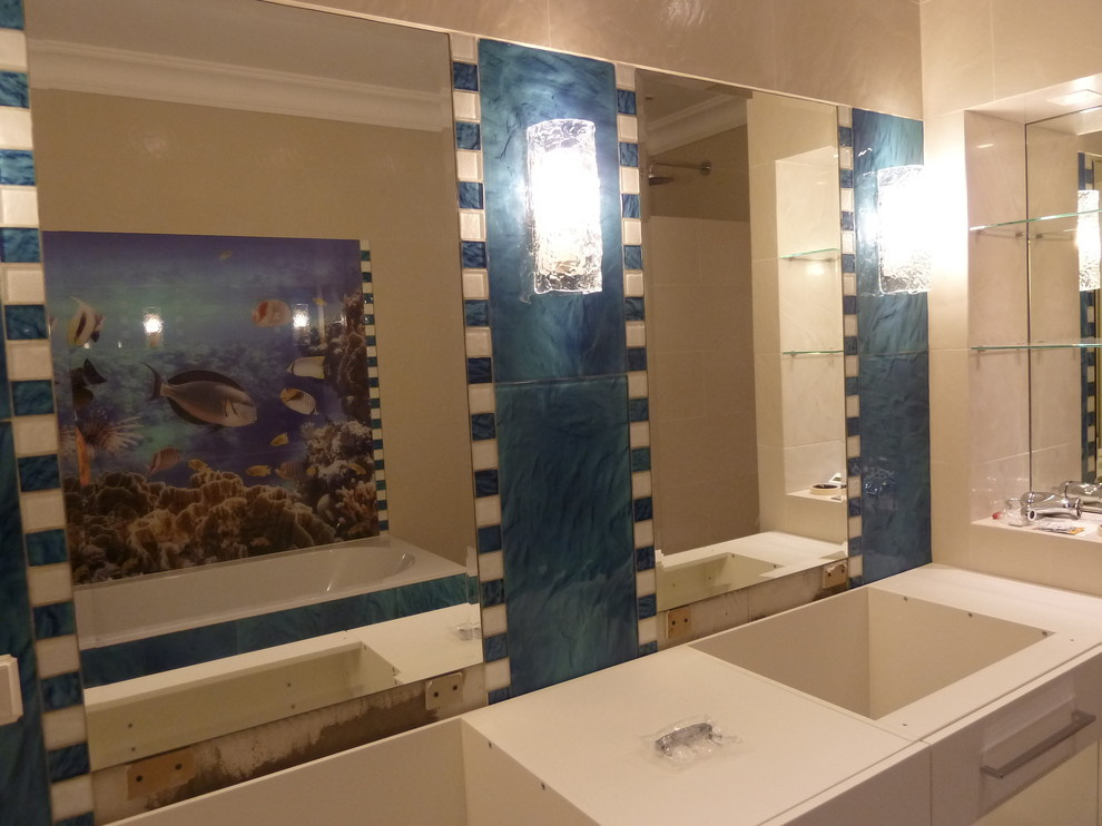 Обложка проекта: Две душевых кабины и стеклянное панно с УФ-печатью