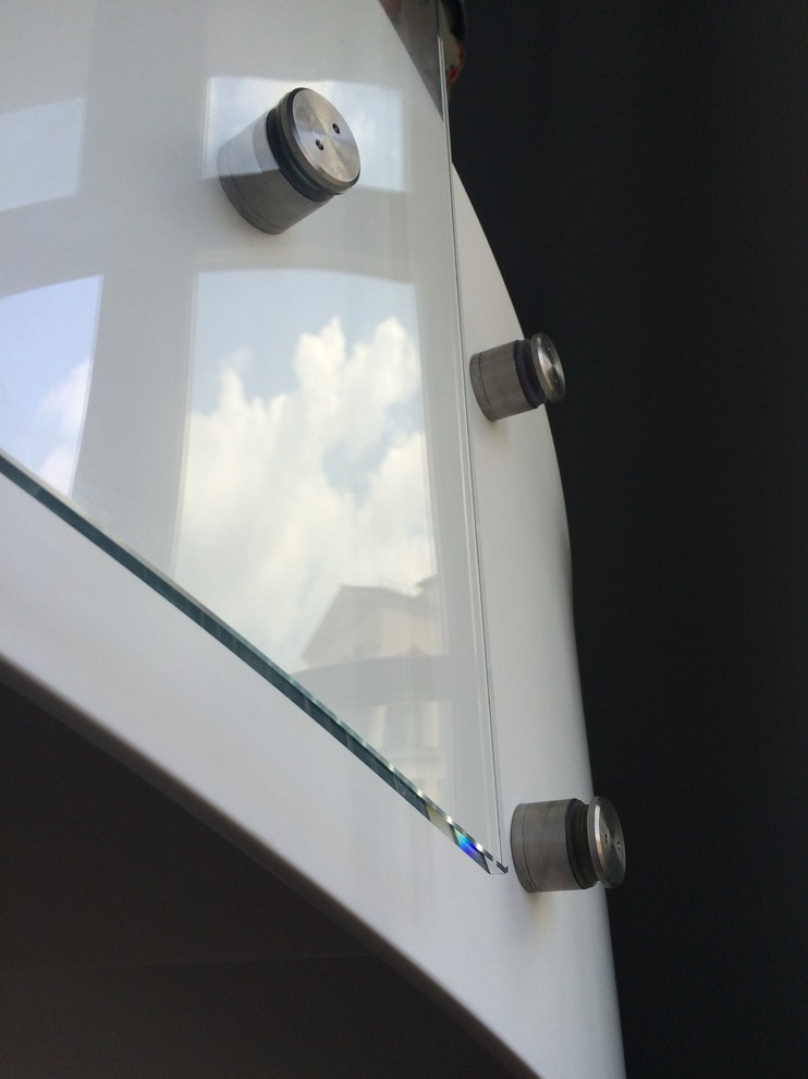 Моллированное стеклянное ограждение лестницы