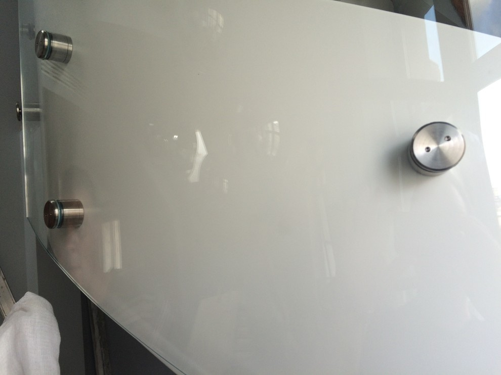 Моллированное стеклянное ограждение лестницы