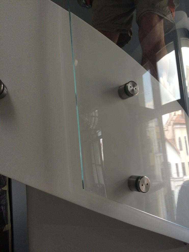 Моллированное стеклянное ограждение лестницы