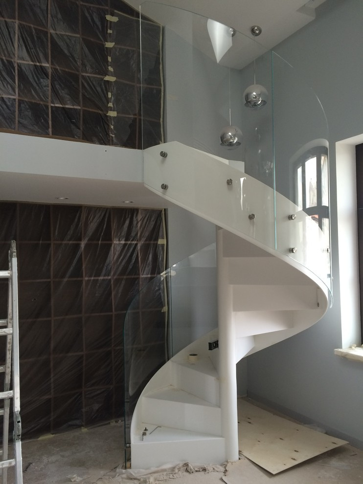 Моллированное стеклянное ограждение лестницы