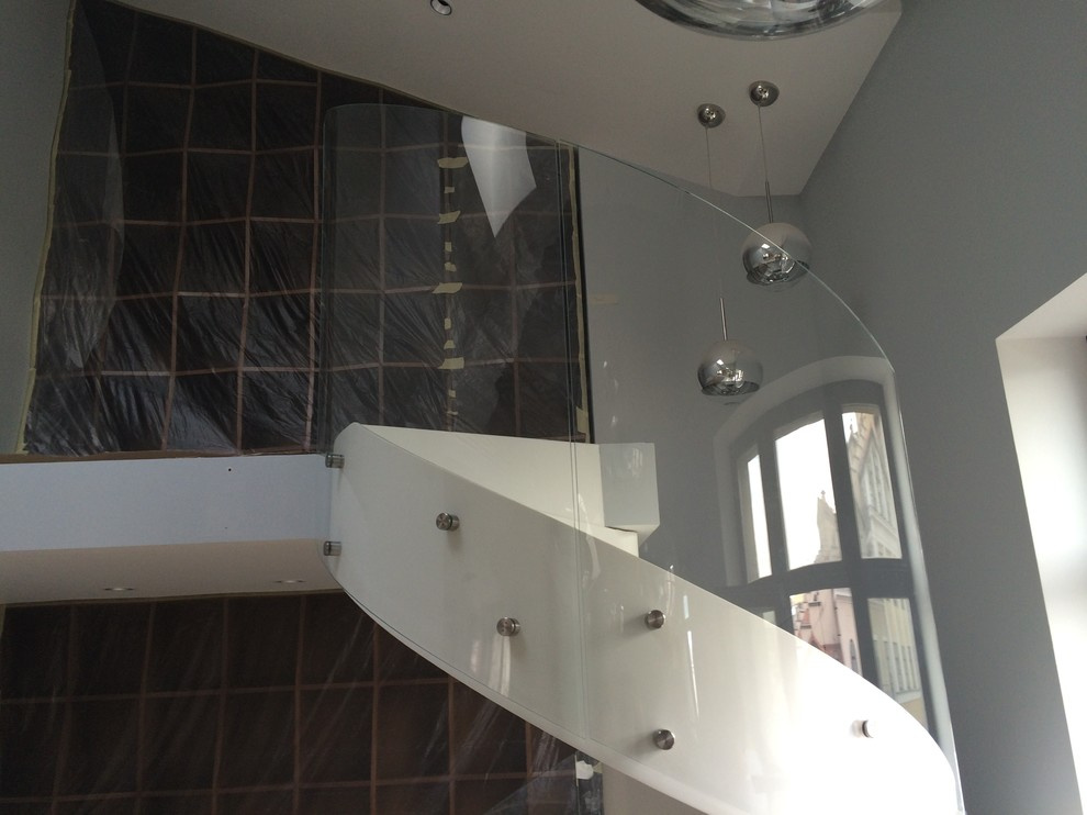 Моллированное стеклянное ограждение лестницы