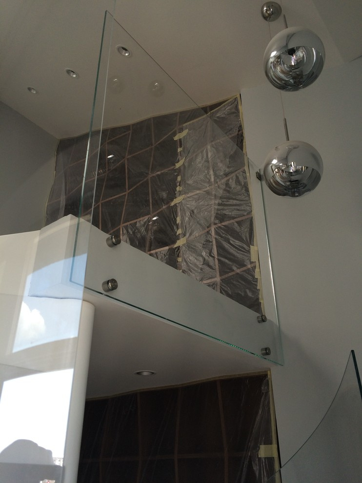 Моллированное стеклянное ограждение лестницы