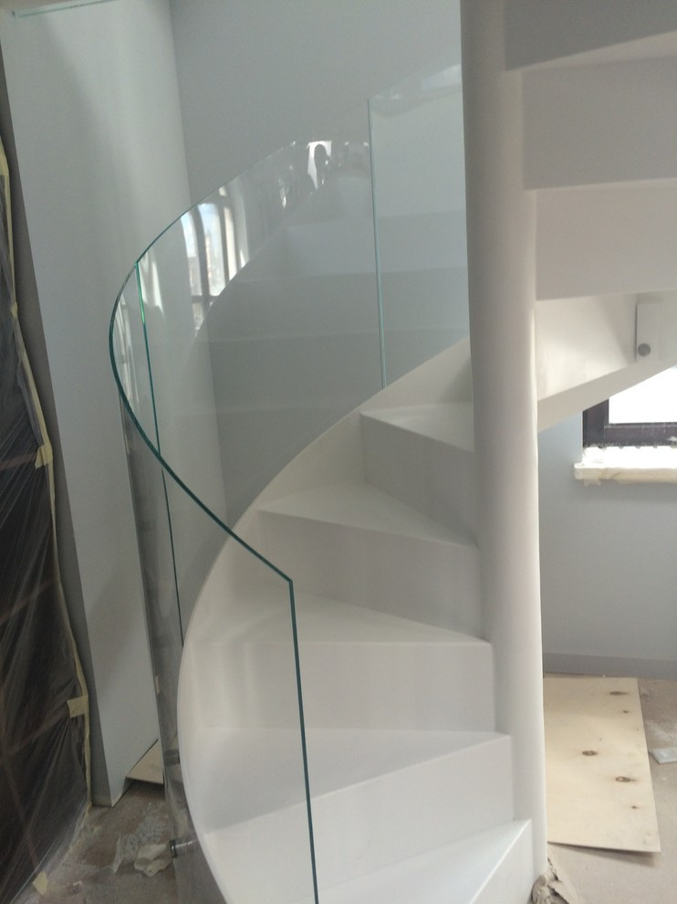 Моллированное стеклянное ограждение лестницы