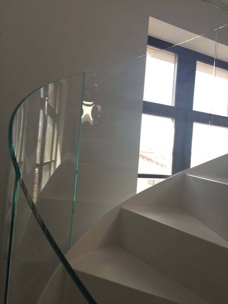 Моллированное стеклянное ограждение лестницы