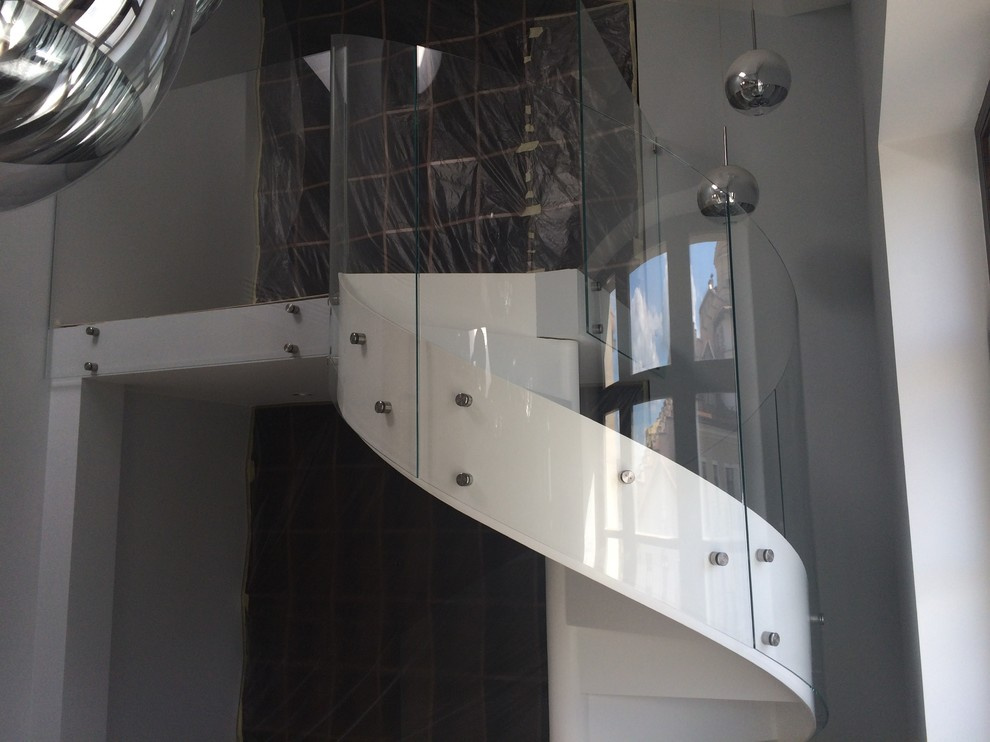 Моллированное стеклянное ограждение лестницы