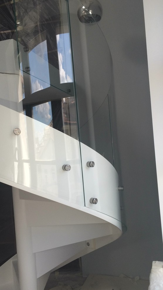 Моллированное стеклянное ограждение лестницы