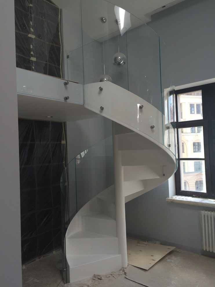 Моллированное стеклянное ограждение лестницы