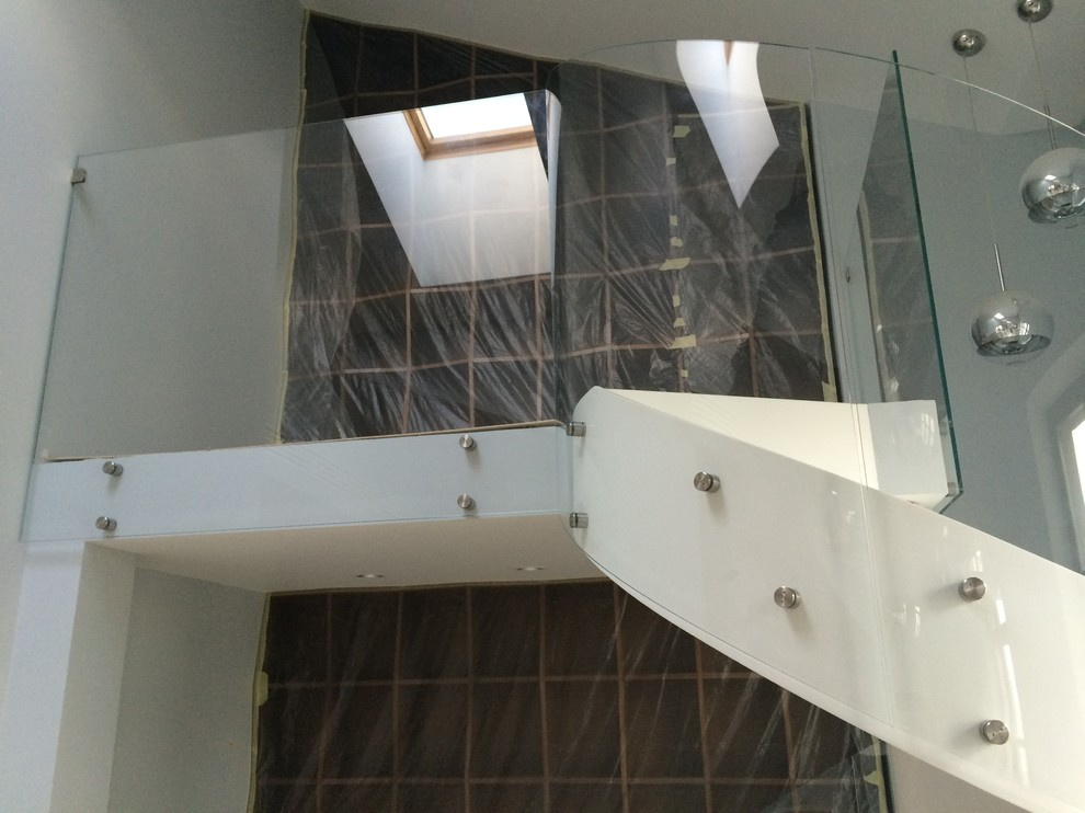 Моллированное стеклянное ограждение лестницы