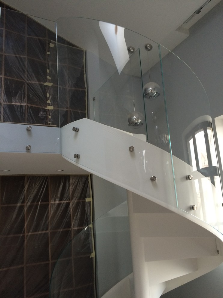 Моллированное стеклянное ограждение лестницы