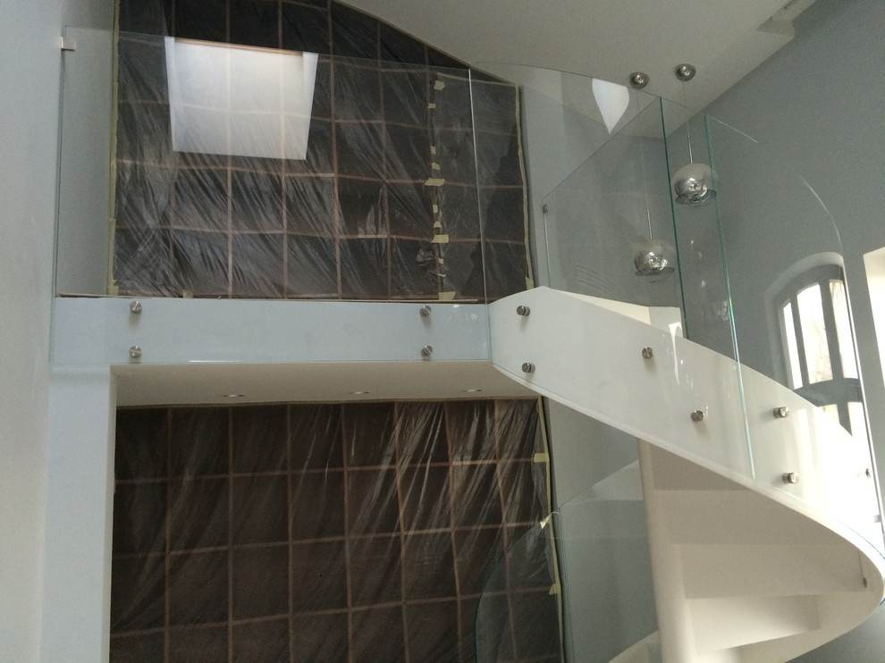 Моллированное стеклянное ограждение лестницы