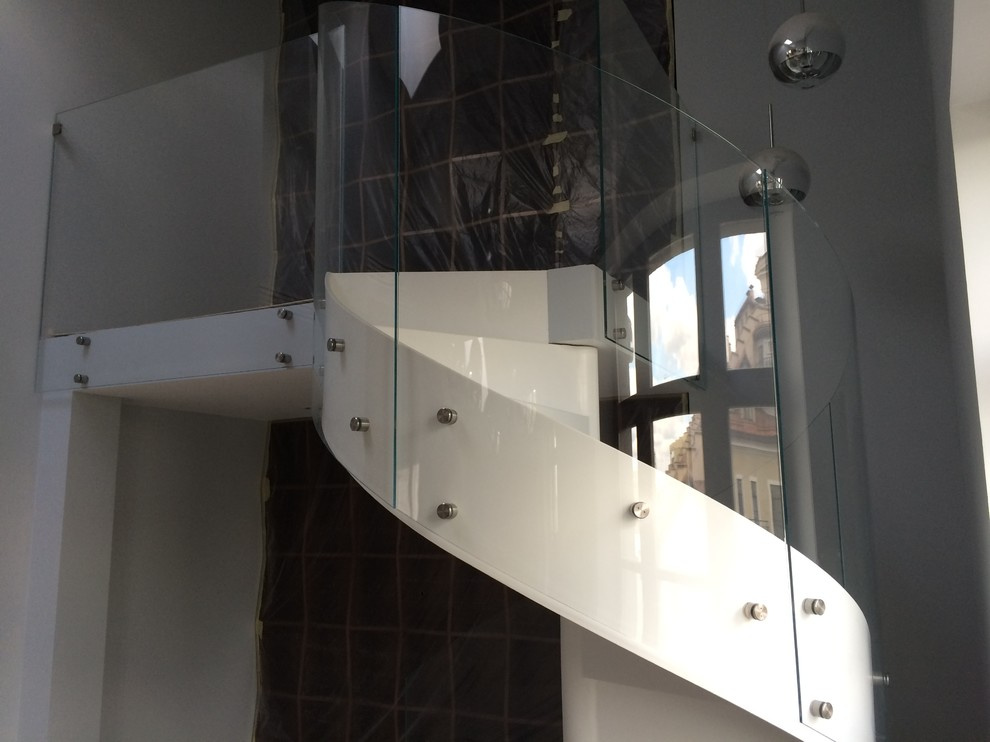 Моллированное стеклянное ограждение лестницы