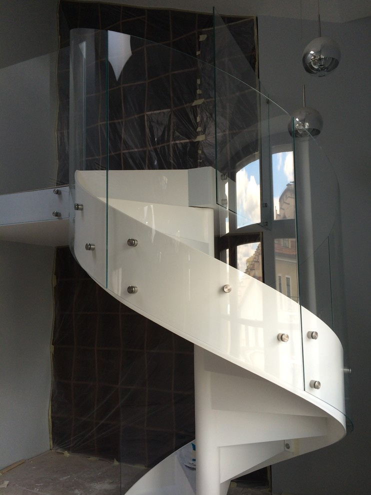 Моллированное стеклянное ограждение лестницы