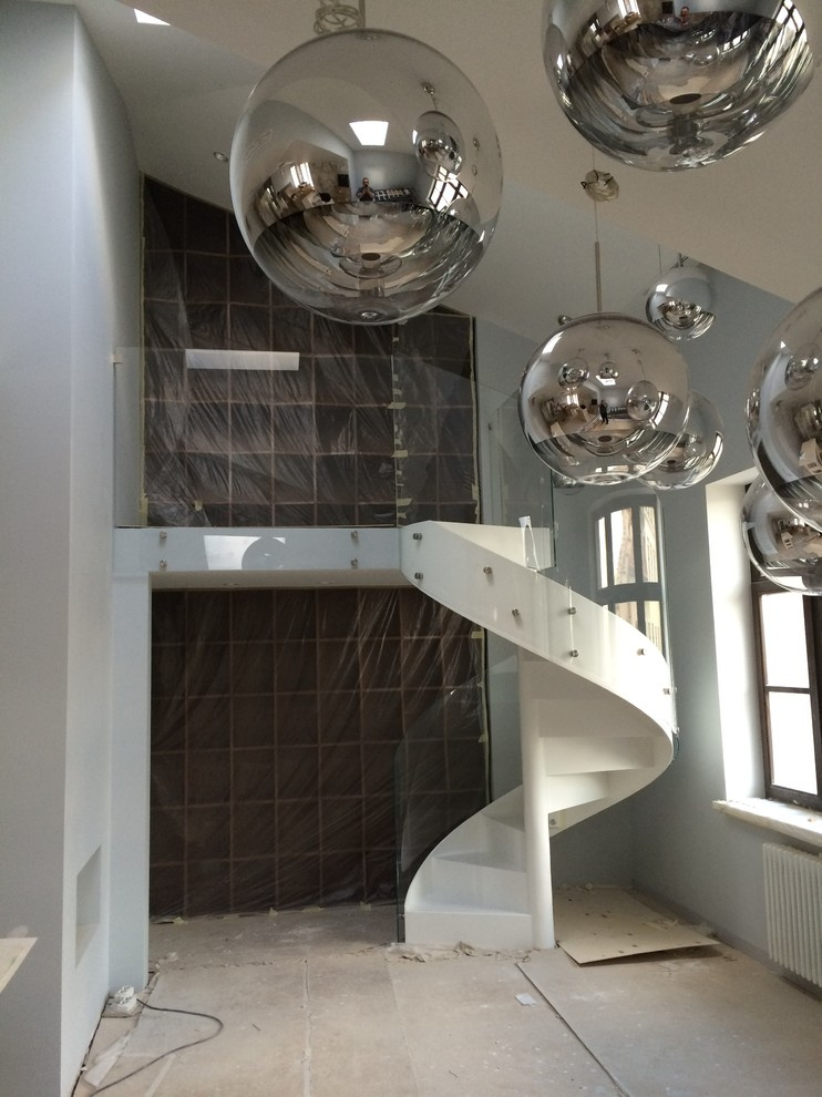 Моллированное стеклянное ограждение лестницы