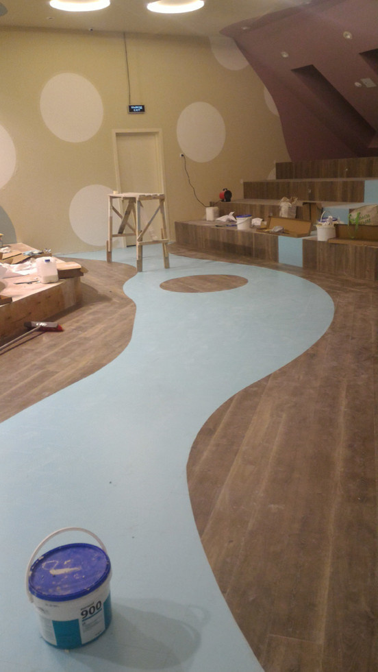 Виниловая LVT плитка на полу и на стенах