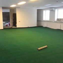 Рулонный ковролин, сведение стыка на клее