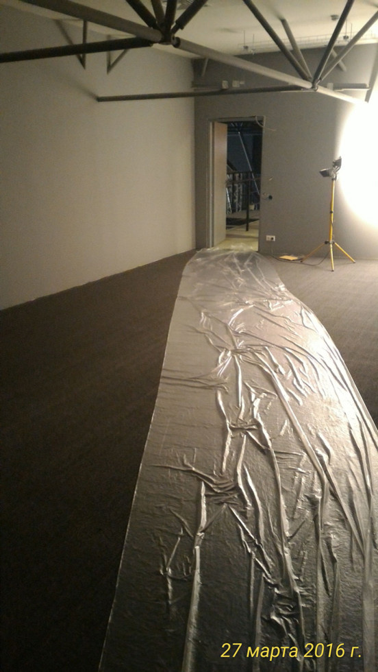 Рулонный ковролин, сведение стыка на клее