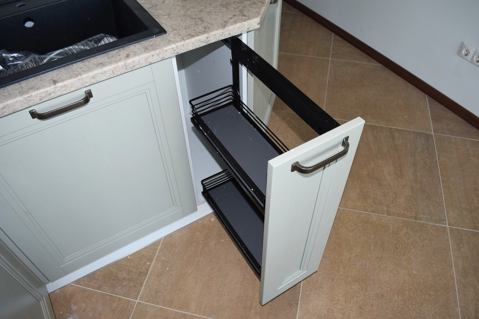 Кухня Манчестер Фисташка с итальянскими фасадами из массива ясеня