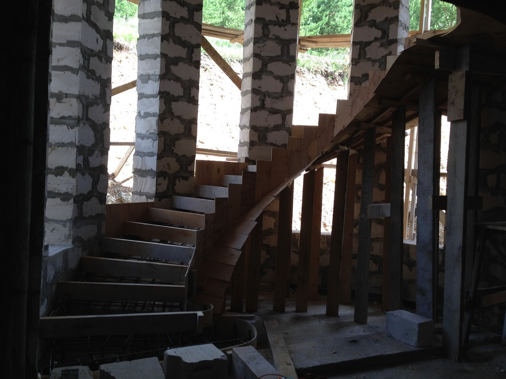 Полувинтовая лестница на второй этаж в коттедже Красноуфимска